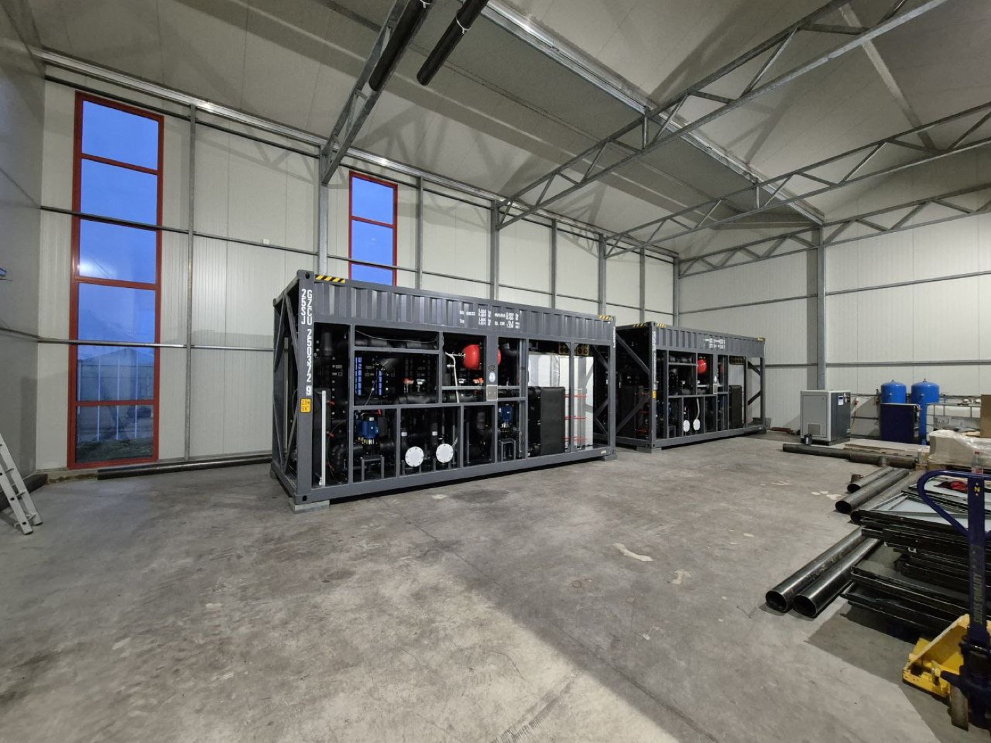 Infrastructure thermique K51 — conteneurs de gestion thermique dans un hall technique / K51-Thermalinfrastruktur — Wärmemanagement-Container in Technikhalle